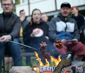 Stavění májky pořádané studentským klubem Ačko na zahradě VŠ kolejích J. Opletala