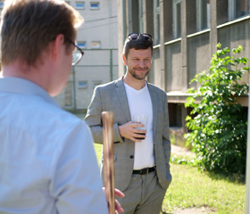 Kácení májky pořádané studentským klubem Ačko na zahradě VŠ kolejích J. Opletala