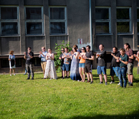 Kácení májky pořádané studentským klubem Ačko na zahradě VŠ kolejích J. Opletala