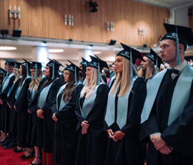 Promoce bakalářských a magisterských absolventek a absolventů Ostravské univerzity v červnu 2024Autor: Marek Stratil