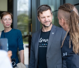 Vicepremiér Ivan Bartoš navštívil evakuační centrum v City Campusu OU