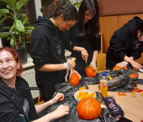 Dne 31. října 20024 pořádala studentská organizace ESN Ostravská pro zahraniční studenty vyřezávání dýní k blížícímu se svátku Halloween.