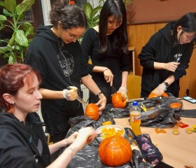 Dne 31. října 20024 pořádala studentská organizace ESN Ostravská pro zahraniční studenty vyřezávání dýní k blížícímu se svátku Halloween.