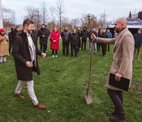 Sázení platanů v City Campusu OU na Černé louce. Nové stromky symbolicky zasadili rektor Petr Kopecký, děkan Pedagogické fakulty Daniel Jandačka, děkan Fakulty umění Michal Kalhous, náměstkyně města Ostravy Andrea Hoffmannová a architekti Roman Kuba s Kamilem Mrvou.Autor: Václav Čajka