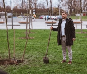 Sázení platanů v City Campusu OU na Černé louce. Nové stromky symbolicky zasadili rektor Petr Kopecký, děkan Pedagogické fakulty Daniel Jandačka, děkan Fakulty umění Michal Kalhous, náměstkyně města Ostravy Andrea Hoffmannová a architekti Roman Kuba s Kamilem Mrvou.Autor: Václav Čajka