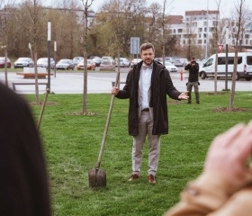 Sázení platanů v City Campusu OU na Černé louce. Nové stromky symbolicky zasadili rektor Petr Kopecký, děkan Pedagogické fakulty Daniel Jandačka, děkan Fakulty umění Michal Kalhous, náměstkyně města Ostravy Andrea Hoffmannová a architekti Roman Kuba s Kamilem Mrvou.Autor: Václav Čajka