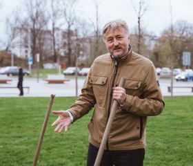 Sázení platanů v City Campusu OU na Černé louce. Nové stromky symbolicky zasadili rektor Petr Kopecký, děkan Pedagogické fakulty Daniel Jandačka, děkan Fakulty umění Michal Kalhous, náměstkyně města Ostravy Andrea Hoffmannová a architekti Roman Kuba s Kamilem Mrvou.Autor: Václav Čajka