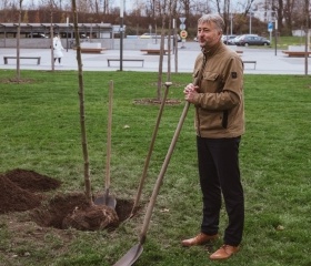 Sázení platanů v City Campusu OU na Černé louce. Nové stromky symbolicky zasadili rektor Petr Kopecký, děkan Pedagogické fakulty Daniel Jandačka, děkan Fakulty umění Michal Kalhous, náměstkyně města Ostravy Andrea Hoffmannová a architekti Roman Kuba s Kamilem Mrvou.Autor: Václav Čajka