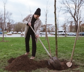 Sázení platanů v City Campusu OU na Černé louce. Nové stromky symbolicky zasadili rektor Petr Kopecký, děkan Pedagogické fakulty Daniel Jandačka, děkan Fakulty umění Michal Kalhous, náměstkyně města Ostravy Andrea Hoffmannová a architekti Roman Kuba s Kamilem Mrvou.Autor: Václav Čajka