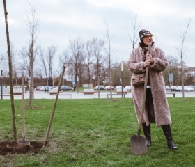 Sázení platanů v City Campusu OU na Černé louce. Nové stromky symbolicky zasadili rektor Petr Kopecký, děkan Pedagogické fakulty Daniel Jandačka, děkan Fakulty umění Michal Kalhous, náměstkyně města Ostravy Andrea Hoffmannová a architekti Roman Kuba s Kamilem Mrvou.Autor: Václav Čajka