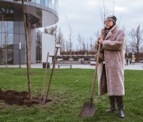 Sázení platanů v City Campusu OU na Černé louce. Nové stromky symbolicky zasadili rektor Petr Kopecký, děkan Pedagogické fakulty Daniel Jandačka, děkan Fakulty umění Michal Kalhous, náměstkyně města Ostravy Andrea Hoffmannová a architekti Roman Kuba s Kamilem Mrvou.Autor: Václav Čajka