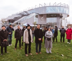 Sázení platanů v City Campusu OU na Černé louce. Nové stromky symbolicky zasadili rektor Petr Kopecký, děkan Pedagogické fakulty Daniel Jandačka, děkan Fakulty umění Michal Kalhous, náměstkyně města Ostravy Andrea Hoffmannová a architekti Roman Kuba s Kamilem Mrvou.Autor: Václav Čajka