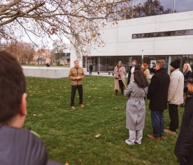 Sázení platanů v City Campusu OU na Černé louce. Nové stromky symbolicky zasadili rektor Petr Kopecký, děkan Pedagogické fakulty Daniel Jandačka, děkan Fakulty umění Michal Kalhous, náměstkyně města Ostravy Andrea Hoffmannová a architekti Roman Kuba s Kamilem Mrvou.Autor: Václav Čajka