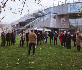 Sázení platanů v City Campusu OU na Černé louce. Nové stromky symbolicky zasadili rektor Petr Kopecký, děkan Pedagogické fakulty Daniel Jandačka, děkan Fakulty umění Michal Kalhous, náměstkyně města Ostravy Andrea Hoffmannová a architekti Roman Kuba s Kamilem Mrvou.Autor: Václav Čajka