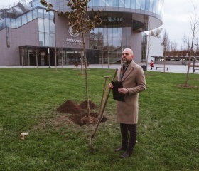 Sázení platanů v City Campusu OU na Černé louce. Nové stromky symbolicky zasadili rektor Petr Kopecký, děkan Pedagogické fakulty Daniel Jandačka, děkan Fakulty umění Michal Kalhous, náměstkyně města Ostravy Andrea Hoffmannová a architekti Roman Kuba s Kamilem Mrvou.Autor: Václav Čajka