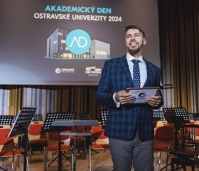 Akademický den Ostravské univerzity 14. listopadu 2024 v Koncertním sále Fakulty umění OU, City Campus OU na Černé louce. Cenu rektora slavnostně převzali prof. Darja Jarošová, dr. David Žihala, dr. Jaroslav David, dr. Veronika Rovná, M.Sc. Seyedhossein Ashrafikarahroudi a studentský spolek Divadlo OSUd.Autor: Václav Čajka