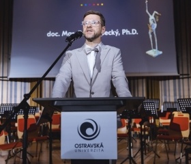 Akademický den Ostravské univerzity 14. listopadu 2024 v Koncertním sále Fakulty umění OU, City Campus OU na Černé louce. Cenu rektora slavnostně převzali prof. Darja Jarošová, dr. David Žihala, dr. Jaroslav David, dr. Veronika Rovná, M.Sc. Seyedhossein Ashrafikarahroudi a studentský spolek Divadlo OSUd.Autor: Václav Čajka